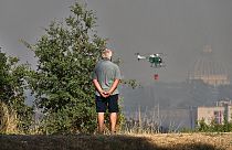 Homem observa o combate ao fogo, nos arredores de Roma, Itália