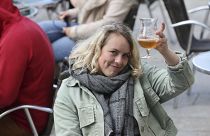 Eine Biertrinkerin in Rennes (Frankreich). Aufnahme vom 19. Mai 2021
