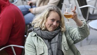 Eine Biertrinkerin in Rennes (Frankreich). Aufnahme vom 19. Mai 2021