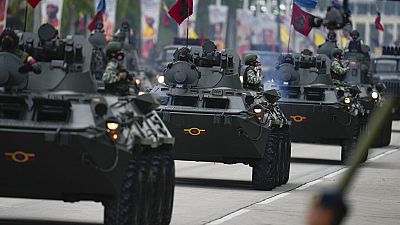 Vehículos blindados del ejército participan en un desfile que marca el Día de la Independencia en Caracas, Venezuela, el martes 5 de julio de 2022