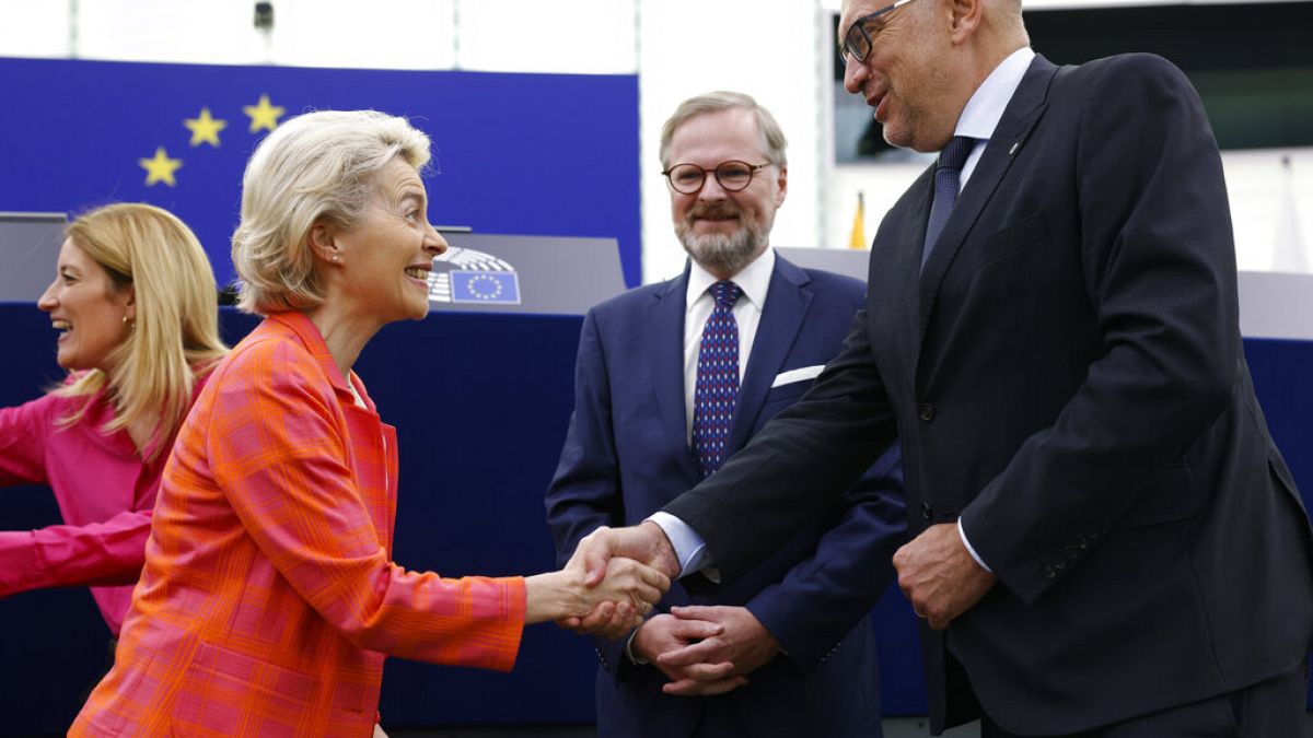 EU-Kommissionspräsidentin Ursula von der Leyen mit dem tschechischen Minister für europäische Angelegenheiten Mikulas Bek und Tschechiens Ministerpräsident Petr Fiala