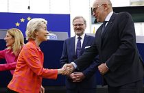 Politikusok üdvözlik egymást Strasbourgban