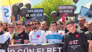 Les médecins turcs protestent contre leurs conditions de travail et dénoncent aussi leurs salaires non indexés sur l’inflation