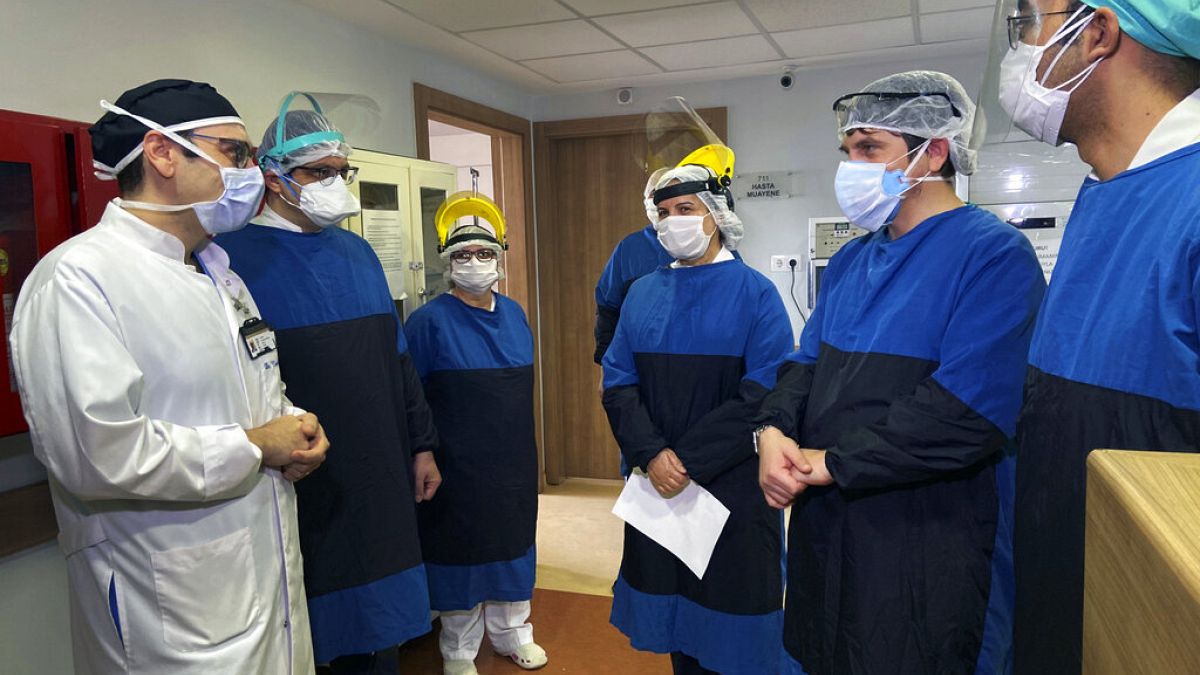Médicos em hospital turco