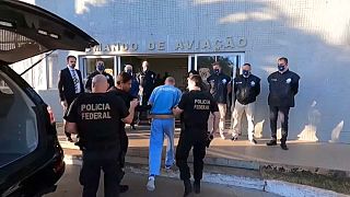 Polizia Federale brasiliana scorta il boss delle 'ndrangheta Morabito verso l'aereo che lo porterà in Italia