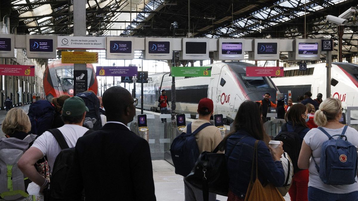 Des voyageurs attendent leur train à Gare de Lyon à Paris le mercredi 6 juillet 2022. 