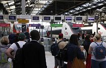 Des voyageurs attendent leur train à Gare de Lyon à Paris le mercredi 6 juillet 2022.