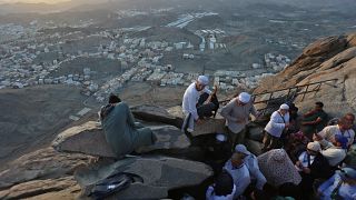 بعض الحجاج يجلسون في أعلى جبل النور المطل على مدينة مكة المكرمة