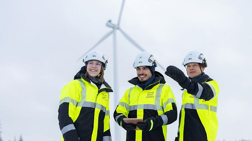 Polar Night Energy - avec le directeur technique Markku Ylönen au centre - arpente un parc éolien l'hiver dernier.