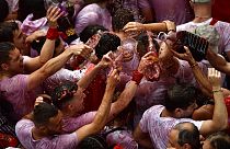 Jóvenes celebran el lanzamiento del cohete 'Chupinazo', para marcar la apertura oficial de las fiestas de San Fermín 2022 en Pamplona, España