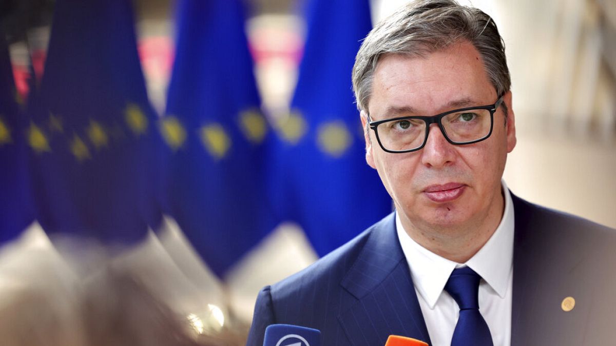 Presidente sérvio Aleksandar Vučić fala com a imprensa à chegada a uma cimeira europeia em Bruxelas, quinta-feira, 23 de junho de 2022.
