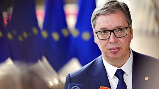 Presidente sérvio Aleksandar Vučić fala com a imprensa à chegada a uma cimeira europeia em Bruxelas, quinta-feira, 23 de junho de 2022.