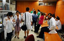 Türkiye'de özellikle kamuda çalışan doktorların büyük bir kısmı emeklerinin karşılığını alamadığını ve yurt dışına çıkmak istediklerini belirtiyor.