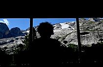 Pessoa olha para montanha Marmolada, nos Alpes, Itália