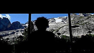 Pessoa olha para montanha Marmolada, nos Alpes, Itália