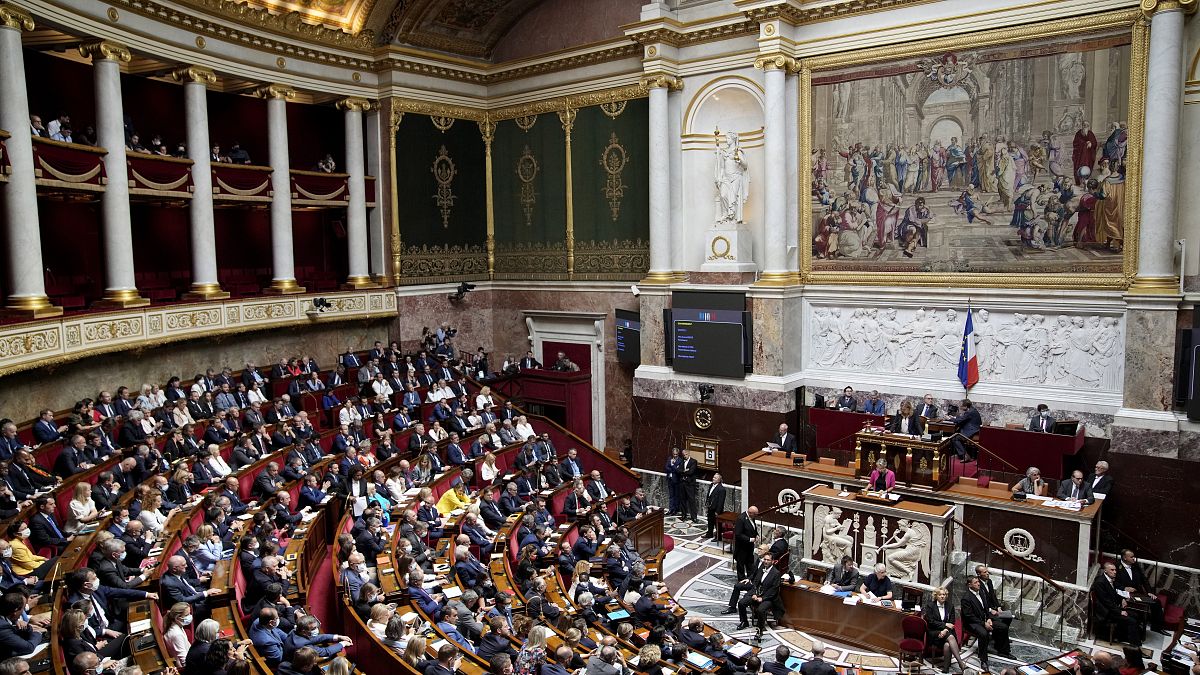 Премьер-министр Франции обратилась к депутатам с программной речью