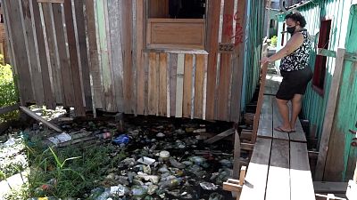 القمامة على أعتاب المنازل في ماناوس