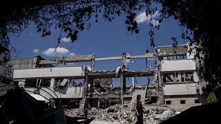 Lebombázott épület Ukrajnában