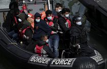 Archives : Une embarcation de migrants présumés arraisonnée près de Douvres (Angleterre), le 17/06/2022