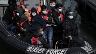 Migrantes resgatados no Canal da Mancha são levados para o Reino Unido