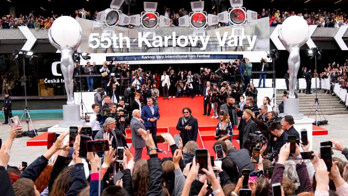 A Karlovy Vary-i Nemzetközi Filmfesztivál bejárata, az előtérben Johnny Depp