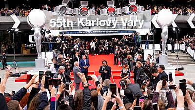 A Karlovy Vary-i Nemzetközi Filmfesztivál bejárata, az előtérben Johnny Depp