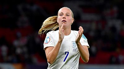 Inglesa Beth Mead celebra a marcação do golo no jogo de abertura do Euro 2022