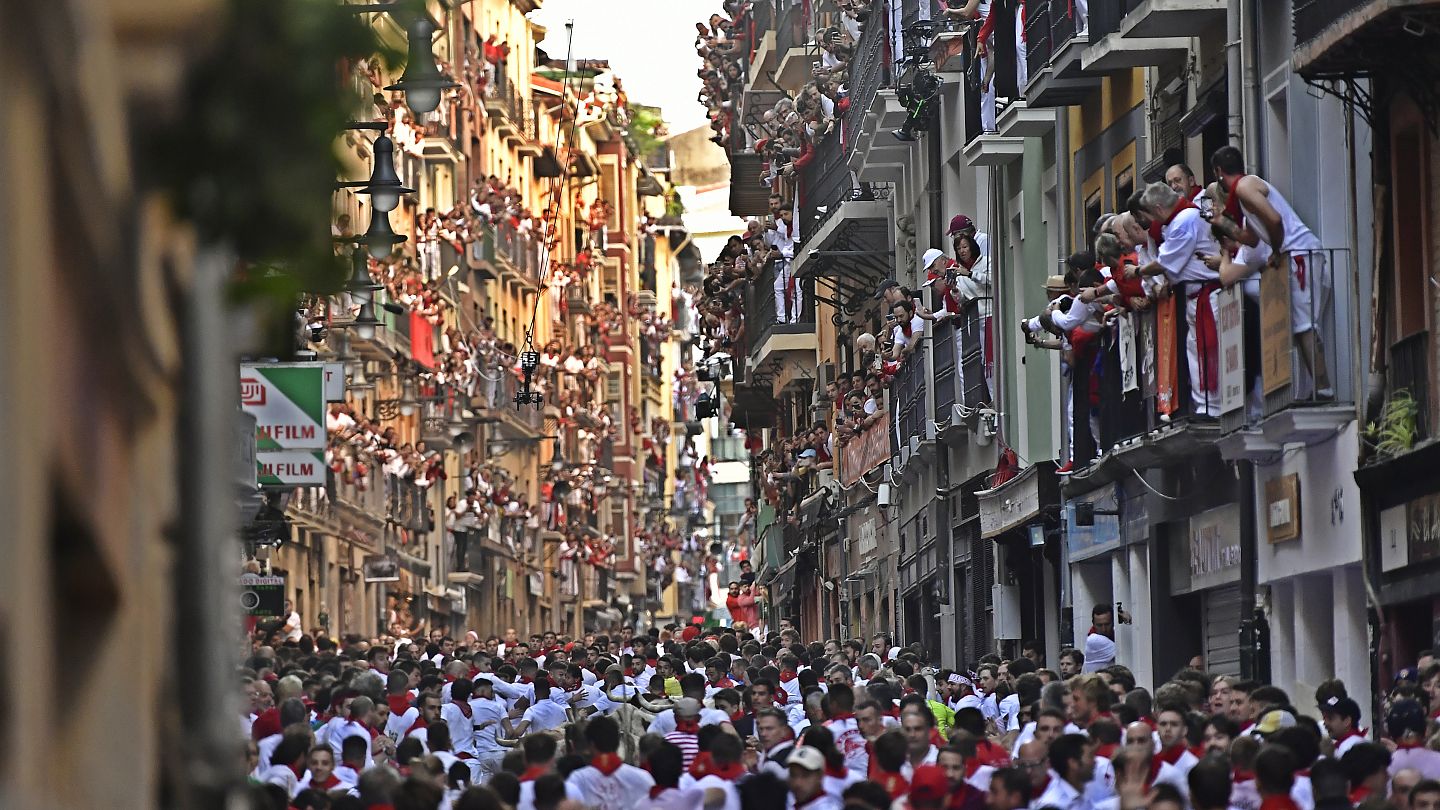 Se dispara el turismo en Pamplona por los Sanfermines y lanzan una campaña  contra el acoso sexual | Euronews