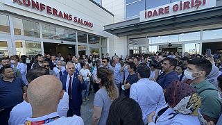 Saldırı sonrası Konya Şehir Hastanesi önünde toplanan doktorlar ve sağlık çalışanları olaya tepki gösterdi