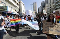  نشطاء من مجتمع المثليات والمثليين ومزدوجي الميول الجنسية والمتحولين جنسيا بلبنان في مسيرة مطالبين الحكومة بمزيد من الحقوق في البلاد،  27 يونيو 2020