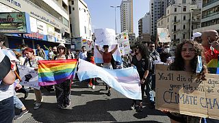 نشطاء من مجتمع المثليات والمثليين ومزدوجي الميول الجنسية والمتحولين جنسيا بلبنان في مسيرة مطالبين الحكومة بمزيد من الحقوق في البلاد،  27 يونيو 2020