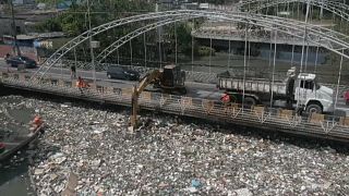 Excavadoras recogen acumulación de basura en Manaos.