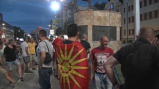 Un manifestante con la bandera de Macedonia del Norte durante las protestas en Skopie. 