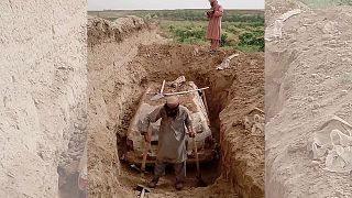 اعضای طالبان یک تویوتا کرولا متعلق به ملا عمر بنیانگذار طالبان را از زیر خاک بیرون می‌کشند