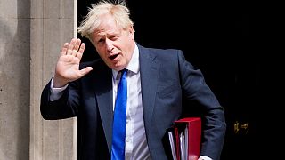 Boris Johnson távozóban a Downing Street 10-ből 2022. július 6-án