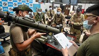 مدني تايواني يحمل نسخة من قاذفة صواريخ في تايبيه