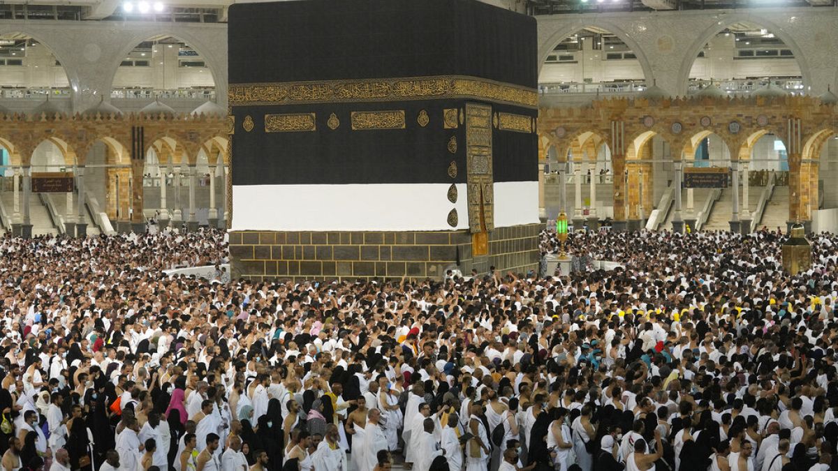 يطوف الحجاج  حول الكعبة في المسجد الحرام، في مكة، المملكة العربية السعودية، 6 يوليو ، 2022.