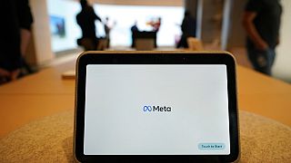 عرض Meta Portal Go أثناء معاينة Meta Store في بورلينZيم، كاليفورنيا، مايو 2022.
