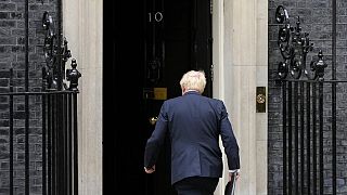 Boris Johnson a Downing Street 10 előtt
