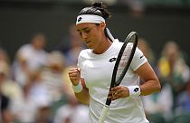 La Tunisienne Ons Jabeur célèbre sa victoire contre l'Allemande Tatjana Maria en demi-finale du simple dames, au tournoi de Wimbledon, à Londres, le  7 juillet 2022.