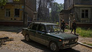 Ukrainische Polizisten bei einem Wohngebiet in Kramatorsk, Ukraine