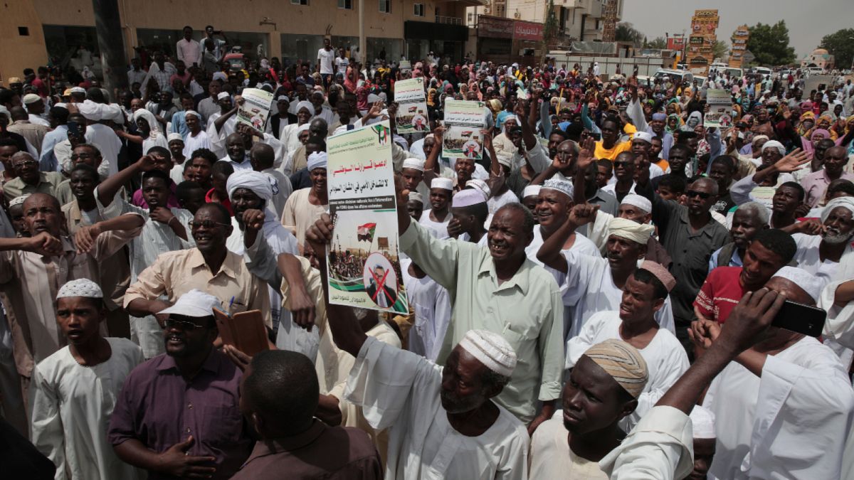 صورة أرشيفية لمسيرة مناهضة للمجلس العسكري السوداني