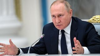 Putyin a Duma képviselőivel tárgyal július 7-én