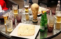 نسخة طبق الأصل من كأس العالم بين أكواب من البيرة في مطعم في كرواتيا.