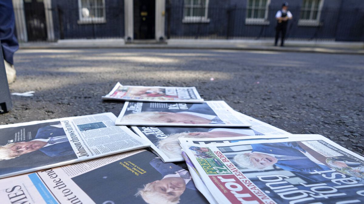 Газеты с новостью об отставке Бориса Джонсона напротив Даунинг-стрит, 10 в Лондоне. 