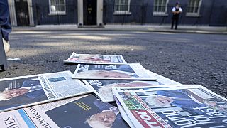 Газеты с новостью об отставке Бориса Джонсона напротив Даунинг-стрит, 10 в Лондоне.
