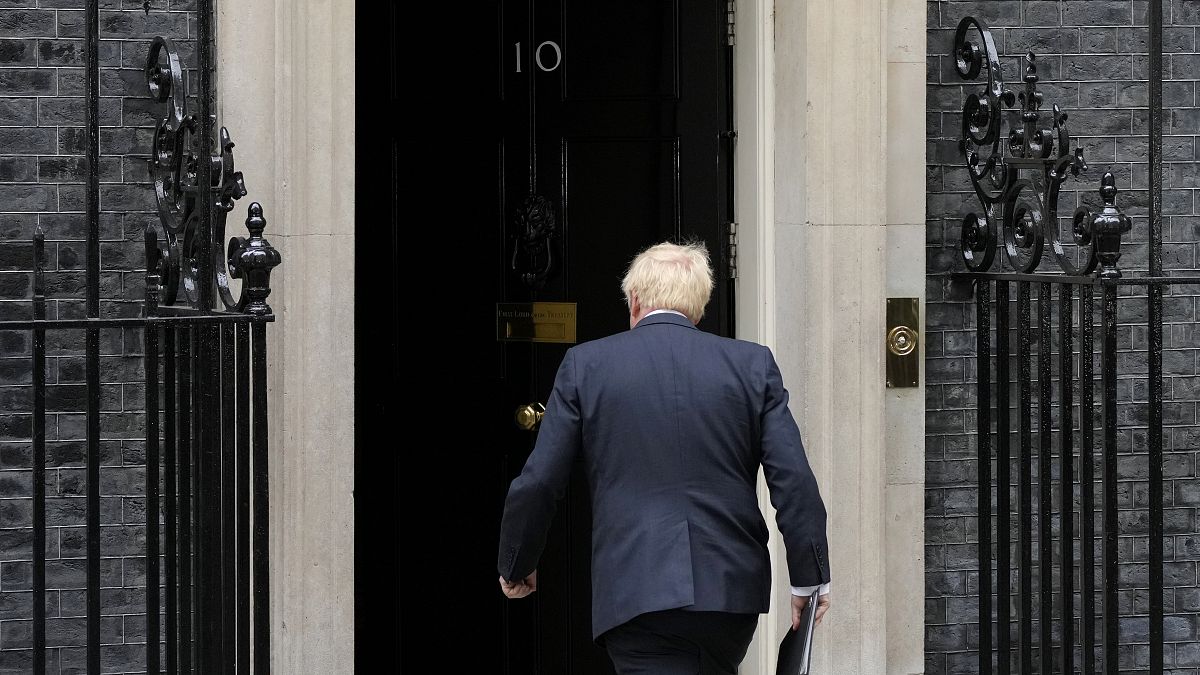 Boris Johnson miniszterelnök távozik az emelvénytől, miután bejelentette, hogy lemond a brit Konzervatív Párt vezetői posztjáról .