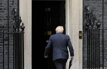 Boris Johnson miniszterelnök távozik az emelvénytől, miután bejelentette, hogy lemond a brit Konzervatív Párt vezetői posztjáról .