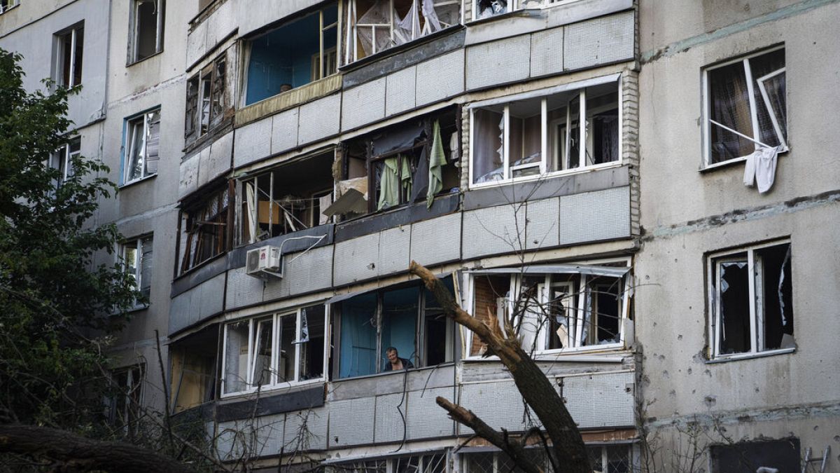 Fachada de un edificio dañado tras un bombardeo en Járkov. 