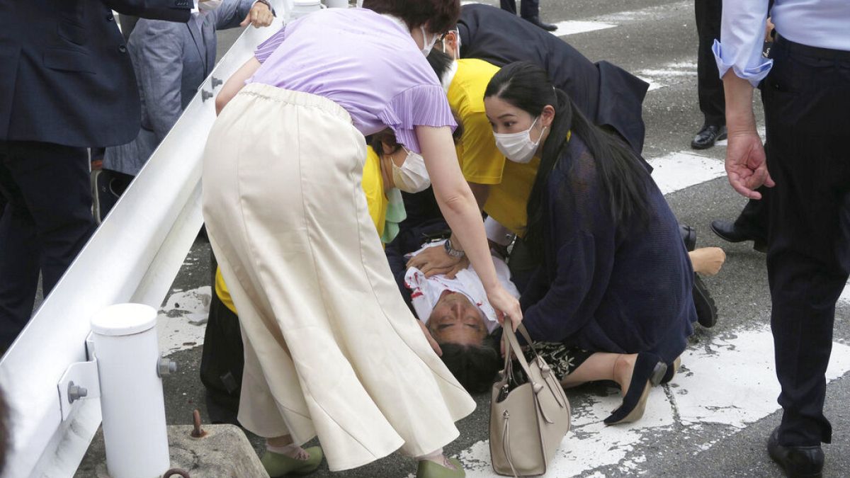 Shinzo Abe am Tatort vor dem Transport in eine Klinik